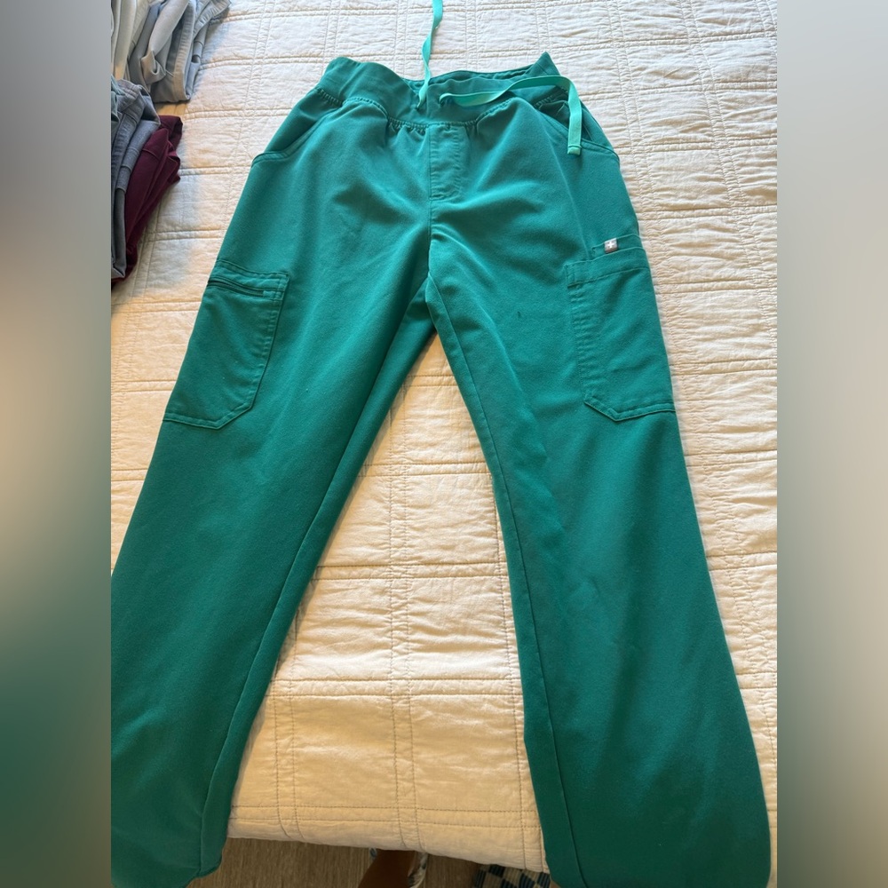 FIGS high waisted Yola scrub pants 
Hunter green